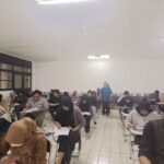 mengawasi Ujian Tengah Semester (UTS)